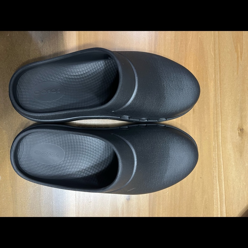 OOFOS black clogs unisex